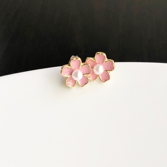 3/$15 NEW Flower Faux Pearl Studs - Picture 5 of 6